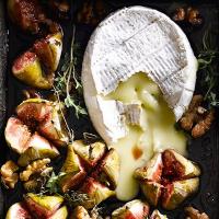 Baked blue cheese with figs & walnuts_image