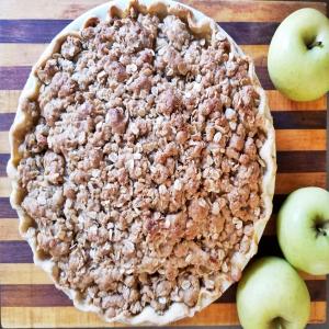 Apple Pie With Oatmeal Crumble Topping_image