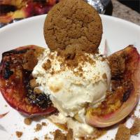 Grilled Peaches with Gingersnaps_image