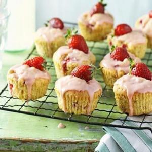 Strawberry & polenta cupcakes_image