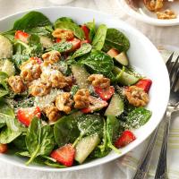 Strawberry Spinach Salad with Candied Walnuts_image