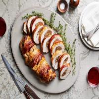 Bacon-Wrapped Turkey Breast Stuffed with Pear Hash_image