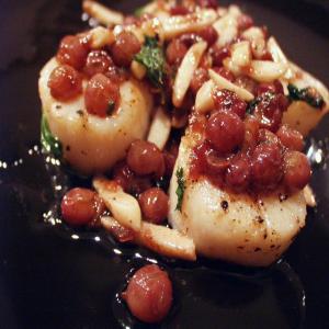Pan-Seared Scallops With Champagne Grapes and Almonds_image