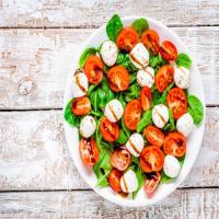 Baby Spinach Salad with Tomato and Mozzarella_image