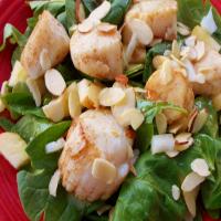Spinach Salad With Scallops and Apples image