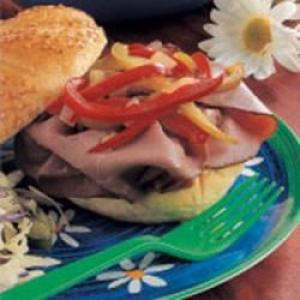 Pepper-Topped Beef Sandwiches_image