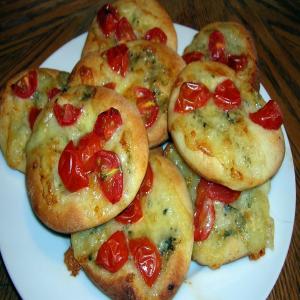 Pizzettes With Gorgonzola, Tomato and Basil_image