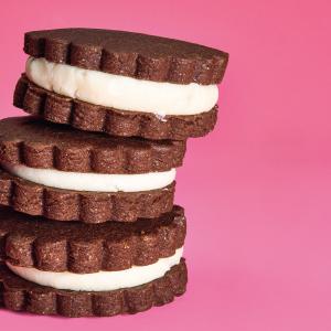 CHOCOLATE CRÈME SANDWICHES FROM DORIE'S COOKIES_image