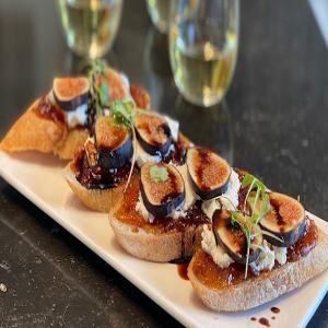 Fig & Goat Cheese Toasts | Recipes_image