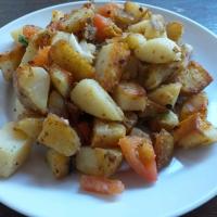 Roasted Potatoes with Tomatoes, Basil, and Garlic_image
