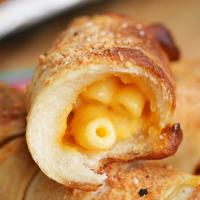Mac 'n' Cheese Breadsticks Recipe by Tasty image