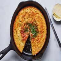 Skillet Cornbread With Chives_image