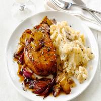 Pork Chops With Apples and Garlic Smashed Potatoes_image