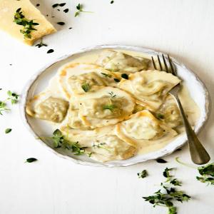 Mushroom Ravioli With Parmesan Cream Sauce_image