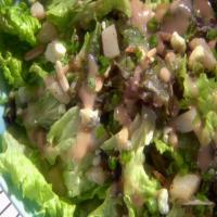 Green Salad with Roasted Pears and Blue Cheese_image