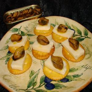 Smoked Oysters and Cheddar on Saltines_image