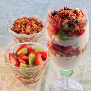 Breakfast Parfait with Granola, Yogurt, and Fruit_image