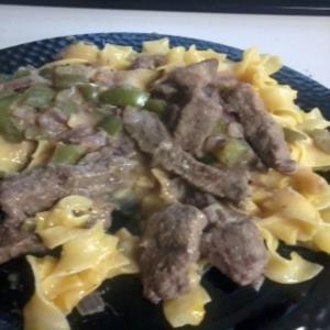 Steak Grillades over Cheese Noodles_image