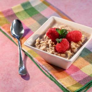 Overnight Oatmeal with Fresh Raspberries_image