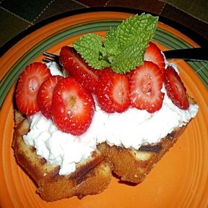 Grilled Madeira Cake With Berries_image