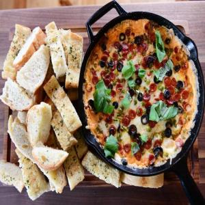 Pizza Dip with Garlic Toast_image