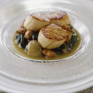 Sautéed scallops with mushrooms & spinach sauce_image