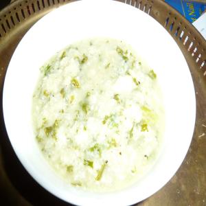 Creamy Cauliflower Soup With Greens_image