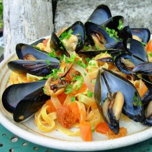 Pasta With a Lot of Mussel_image