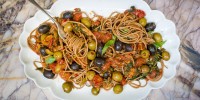 spaghetti-alla-puttanesca-recipe-great-italian-chefs image