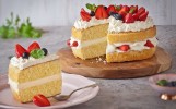 white-chocolate-cake-with-strawberries image