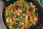 15-minute-chicken-stir-fry-noodles-eatwell101 image