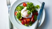 bacon-and-poached-eggs-with-tomatoes-recipe-bbc image