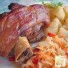 omas-pork-hocks-and-sauerkraut-eisbein-und image