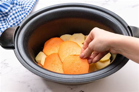 crockpot-scalloped-potatoes-easy-creamy image
