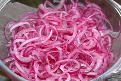 cebollas-encurtidas-or-lime-pickled-onions-laylitas image