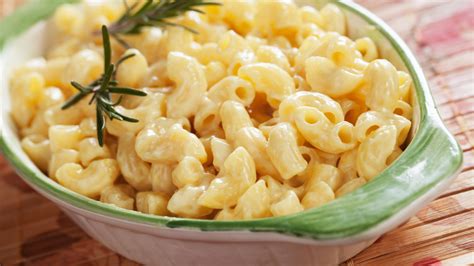 someone-brought-this-macaroni-and-cheese-to-a-potluck image