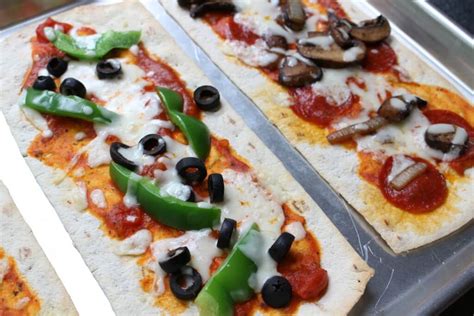 build-your-own-pizza-bar-for-dinner-mom-to-mom image