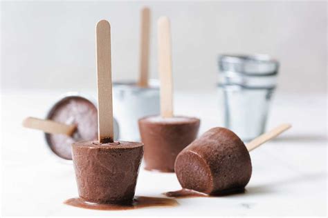 chocolate-fudge-pops-recipe-leites-culinaria image
