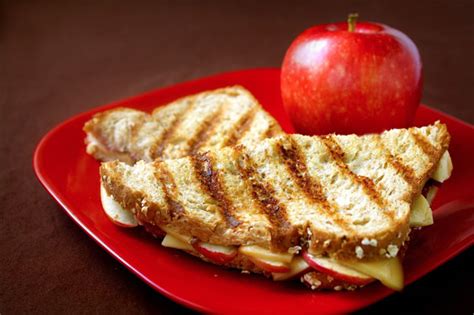 smoked-gouda-grilled-cheese-with-apples-and-bacon image