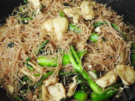 pad-see-ew-noodles-with-chicken-healthy-thai image