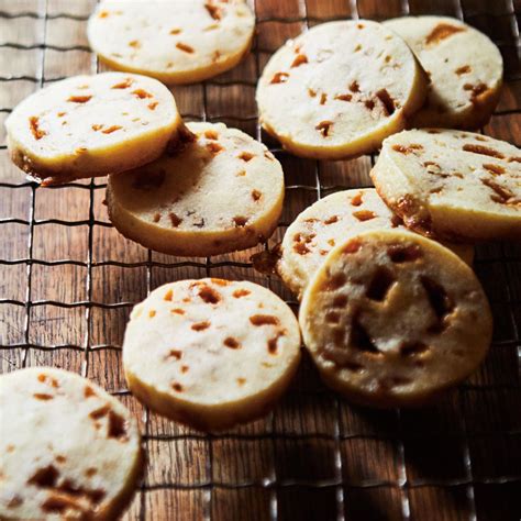 salted-caramel-and-pecan-shortbread-cookies-ricardo image