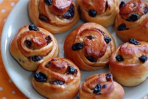 pain-aux-raisins-and-cream-cheese-snails-craftybaking image