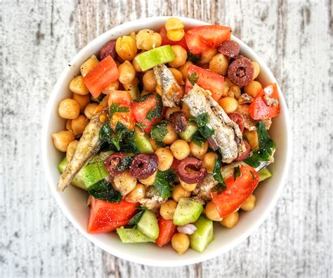 5-minute-mediterranean-salad-with-sardines-and-chickpeas image