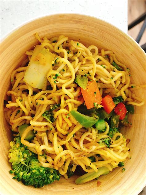 vegan-singapore-noodles-the-vegan-meal-prepper image