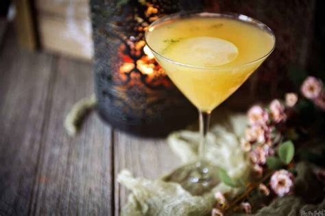 easy-easy-pear-martini-cocktail-passthesushicom image