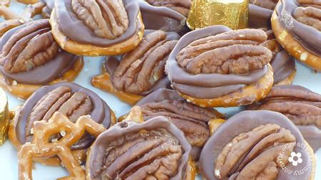 halloween-rolo-pretzel-treats-onecreativemommycom image
