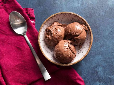 how-to-make-creamy-chocolate-ice-cream-without-an image