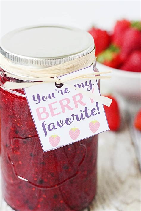 easy-mixed-berry-freezer-jam-free-printable-gift-tag image
