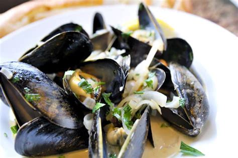 steamed-mussels-with-white-wine-broth-inspired-taste image