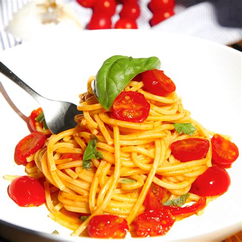 traditional-cherry-tomatoes-spaghetti-with-basil image